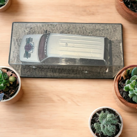 Brookfield Collectors Guild 1994 Suburban Die Cast Car - Picture 2 of 10